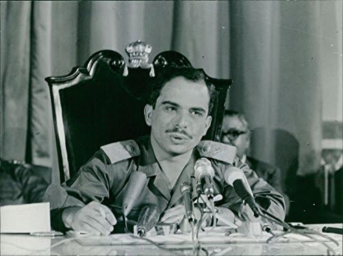 תצלום וינטג 'של המלך חוסין במסיבת עיתונאים על מלחמת ששת הימים.